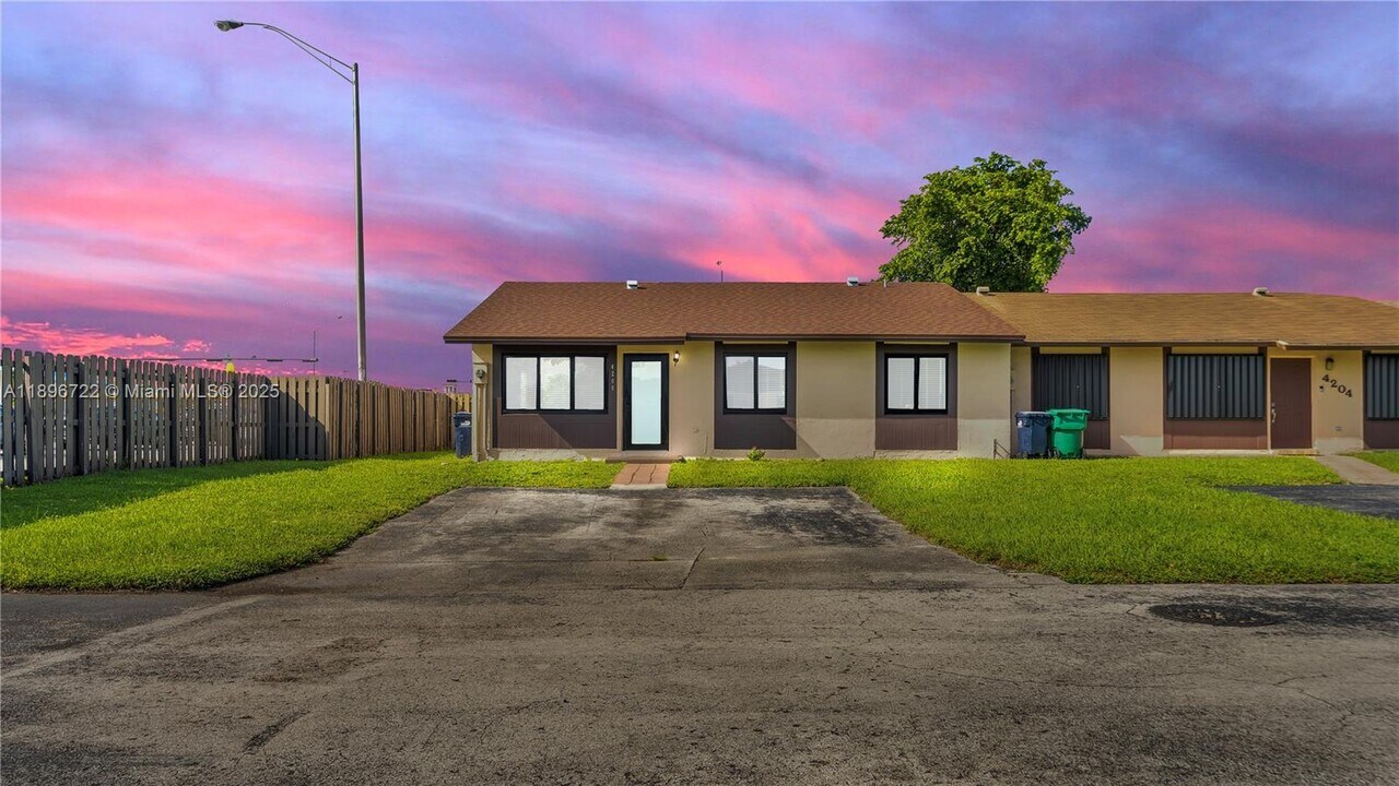 4208 SW 136th Pl in Miami, FL - Building Photo