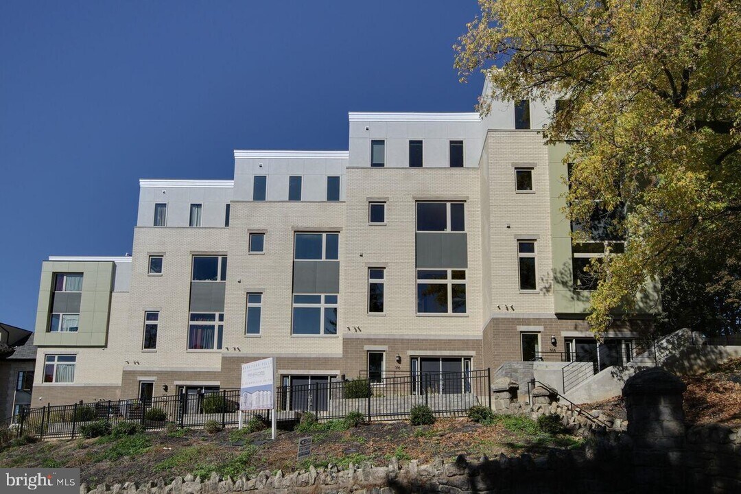 312 Green Ln in Philadelphia, PA - Foto de edificio