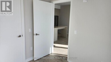 720 Whitlock Ave in Milton, ON - Building Photo - Building Photo