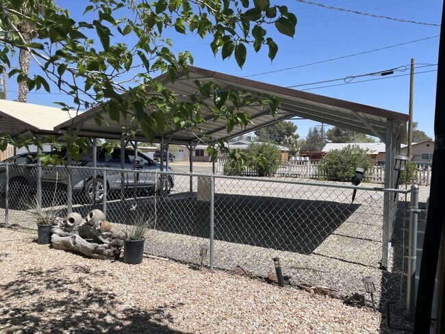 741 S Allen St in Ridgecrest, CA - Foto de edificio - Building Photo