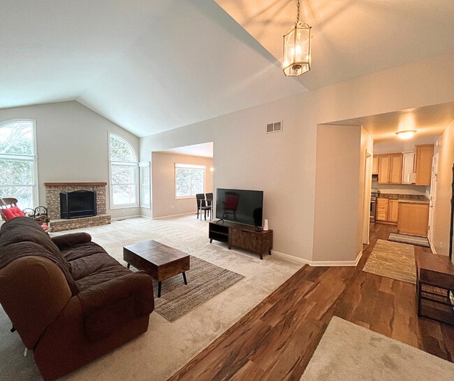 925 Hartford Dr in Gurnee, IL - Building Photo - Building Photo