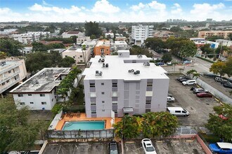 1661 SW 3rd St in Miami, FL - Foto de edificio - Building Photo