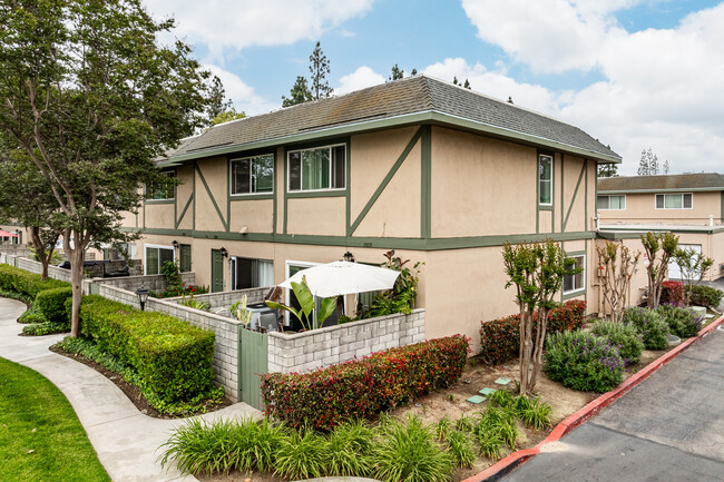 Mountain Village Townhomes in Ontario, CA - Building Photo - Building Photo