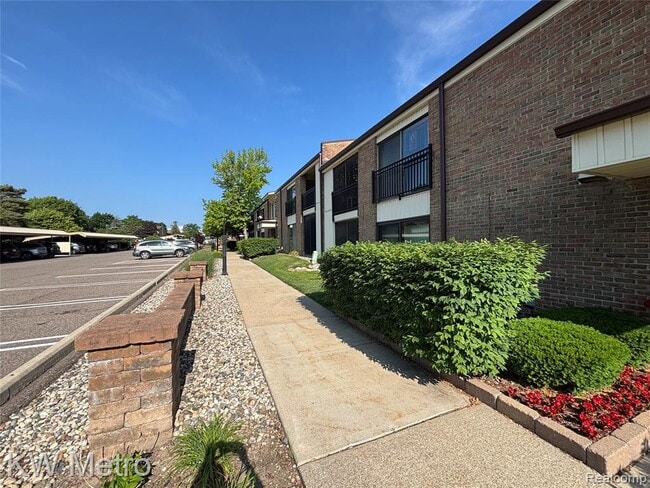 18236 University Park Dr in Livonia, MI - Building Photo - Building Photo