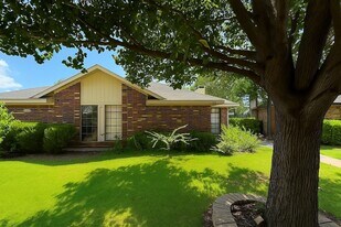 2700 Clemson Cir, Unit B in Rowlett, TX - Building Photo