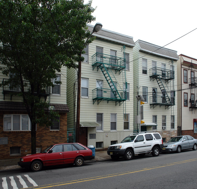 104 Pulaski St in Newark, NJ - Building Photo - Building Photo