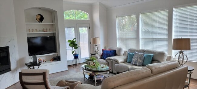 property at 3402 Plymouth Pointe Ln