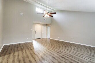 7327 Shady Vale Ln in Houston, TX - Foto de edificio - Building Photo