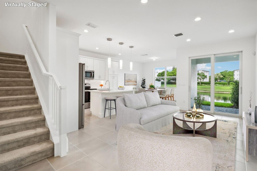 615 Parsons Way in Deerfield Beach, FL - Foto de edificio