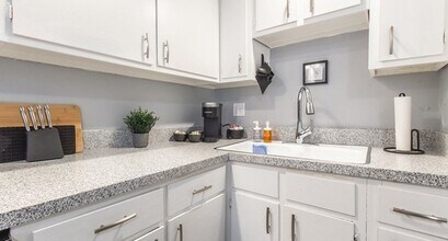 Gateway at Skyline Apartments in Riverside, MO - Building Photo - Building Photo