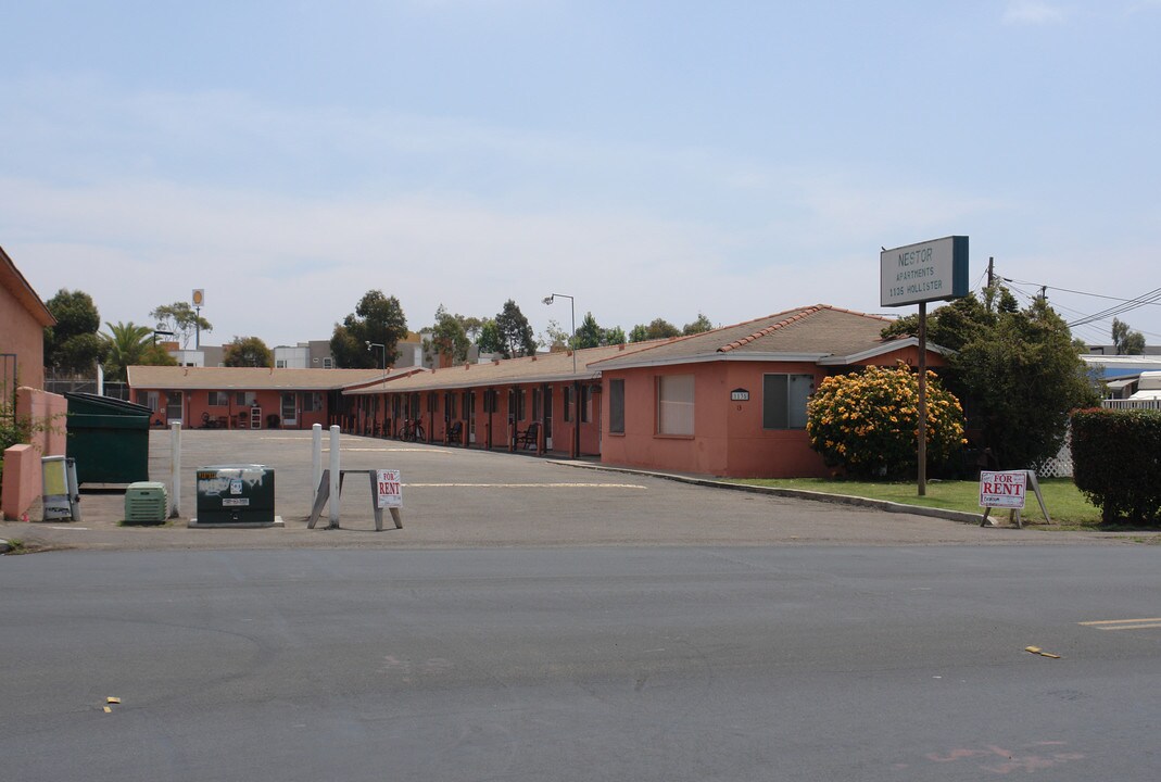 1135 Hollister St in San Diego, CA - Foto de edificio