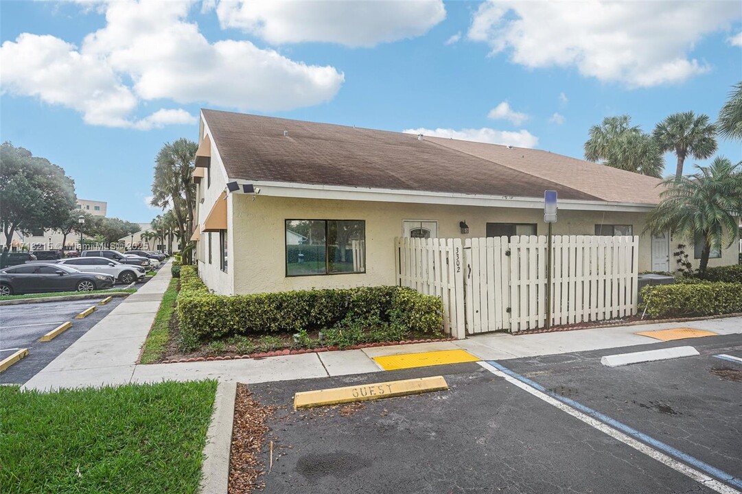 3302 NW 103rd Ave in Sunrise, FL - Building Photo