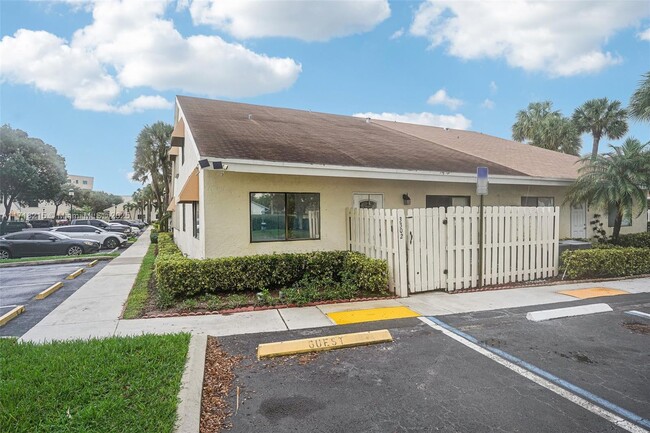 3302 NW 103rd Ave in Sunrise, FL - Foto de edificio - Building Photo