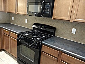 111 Nesting Gdn in San Antonio, TX - Building Photo - Building Photo