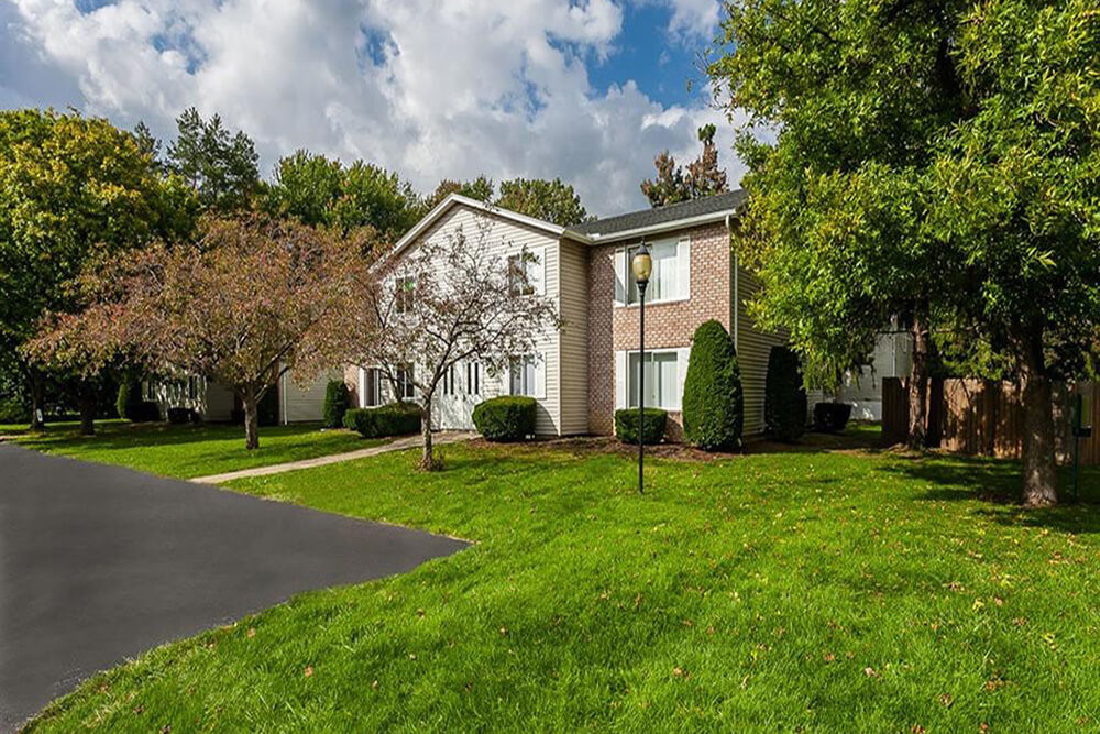 Newcastle Apartments and Townhomes in Greece, NY - Foto de edificio