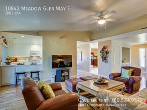 10842 Meadow Glen Way E in Escondido, CA - Foto de edificio - Building Photo