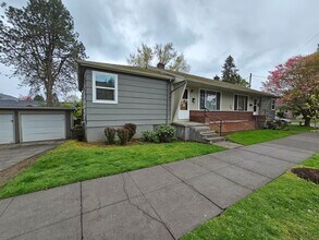 3714 SE Gladstone St in Portland, OR - Building Photo - Building Photo