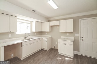 2190 Surrey Trail in College Park, GA - Building Photo - Building Photo