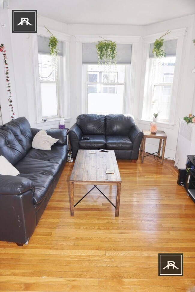 1090 Commonwealth Ave in Boston, MA - Building Photo - Building Photo