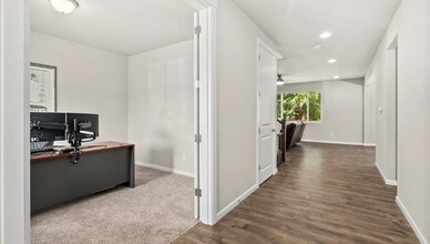 8412 21st Ave SE in Lacey, WA - Foto de edificio - Building Photo