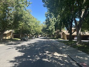 4063 Elmo Loop in Modesto, CA - Foto de edificio - Building Photo