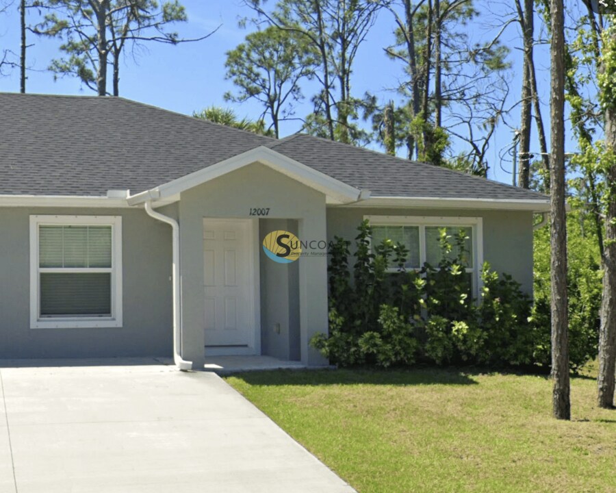 12007 Henley Ave in Port Charlotte, FL - Building Photo