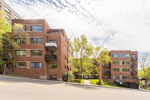 Le Crestwood in Montréal, QC - Building Photo