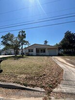 300 94th Ave N in St. Petersburg, FL - Building Photo