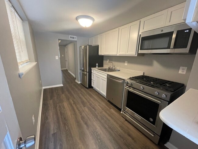 property at 907 W Lombard St