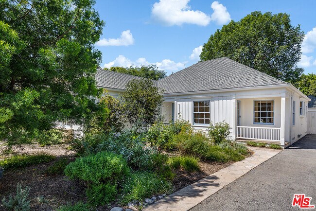 2091 N Roosevelt Ave in Altadena, CA - Building Photo - Building Photo