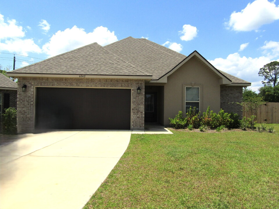 6042 Crimson Pointe Blvd in Bellview, FL - Building Photo