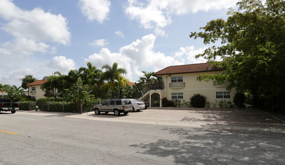 Thorpe Apartments in Fort Lauderdale, FL - Building Photo