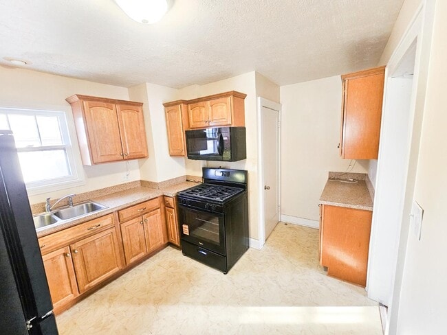 17 W Woodsdale Ave in Akron, OH - Building Photo - Building Photo