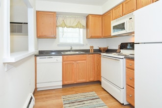 Naamans Village Apartments in Claymont, DE - Foto de edificio - Building Photo