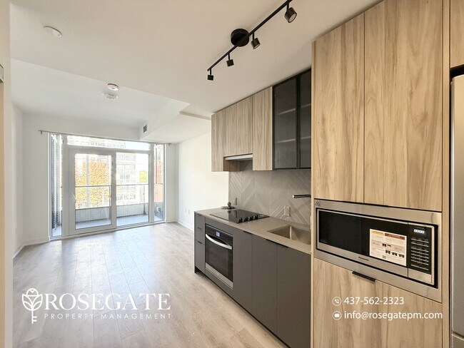 1037 The Queensway in Toronto, ON - Building Photo - Building Photo