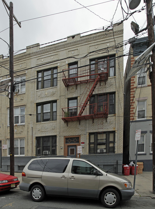 221 Van Horne St in Jersey City, NJ - Building Photo