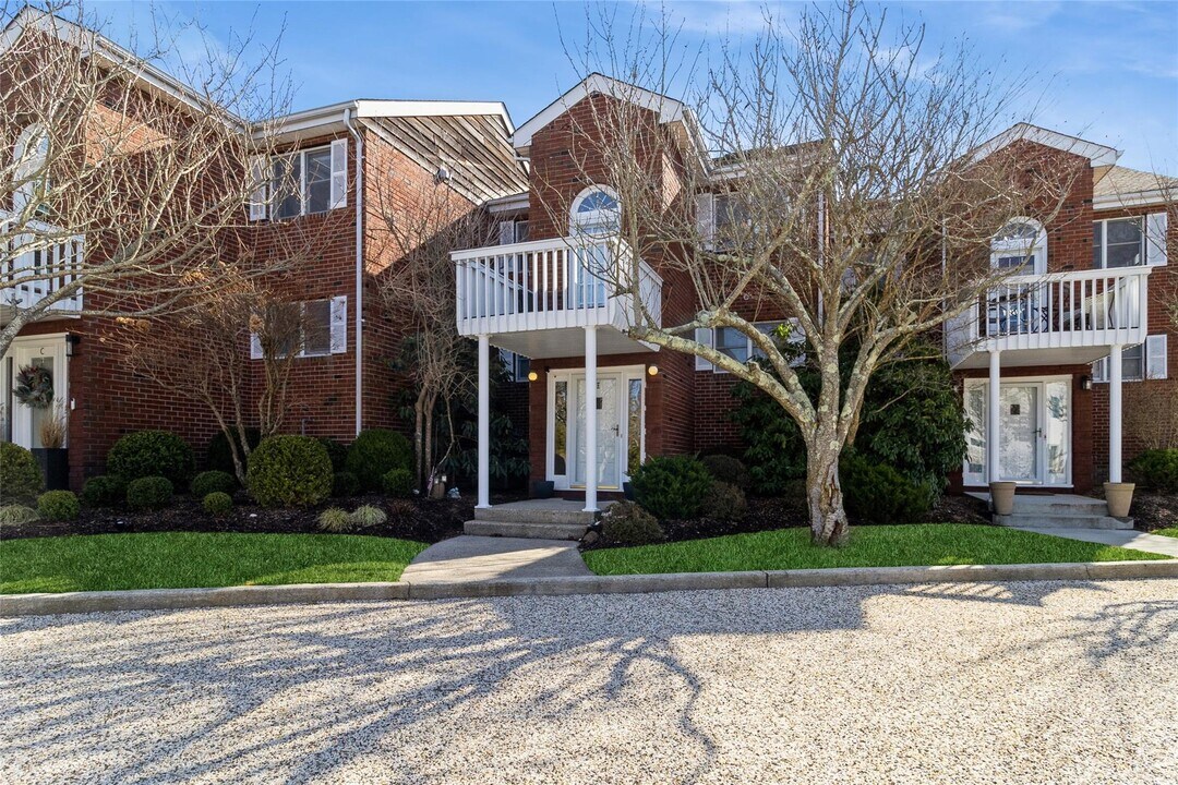 32 Library Ave in Westhampton Beach, NY - Building Photo