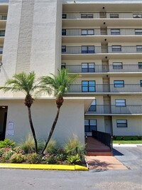 1000 Cove Cay Dr in Clearwater, FL - Foto de edificio - Building Photo