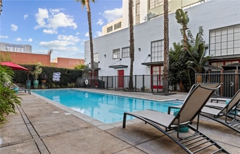 420 S San Pedro St, Unit 306 in Los Angeles, CA - Foto de edificio - Building Photo