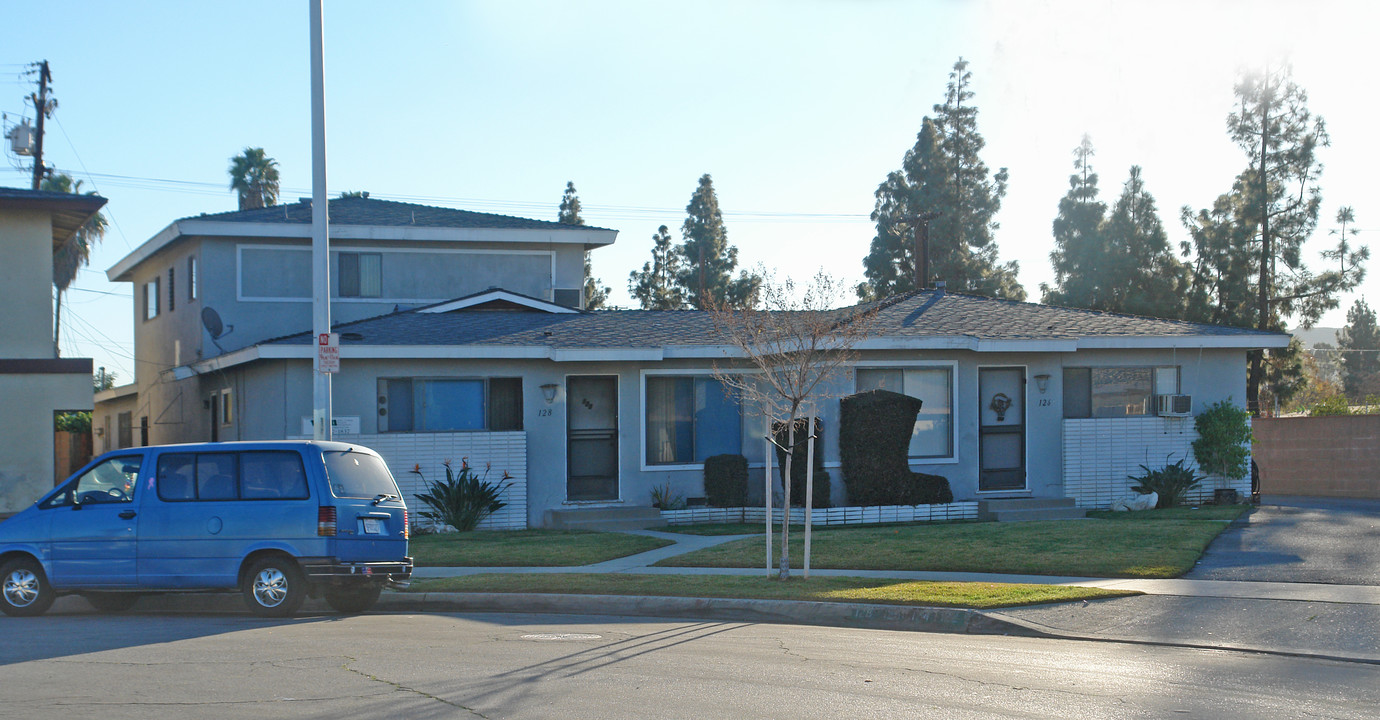 122 Vecino Dr in Covina, CA - Foto de edificio