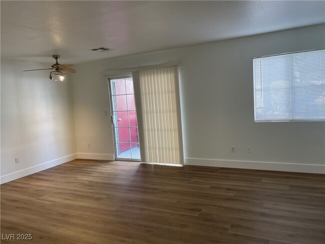 8600 W Charleston Blvd in Las Vegas, NV - Foto de edificio - Building Photo