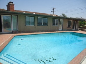 5555 Dorothy Dr in San Diego, CA - Foto de edificio - Building Photo