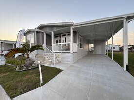 736 Pirates Rest Rd in North Fort Myers, FL - Building Photo