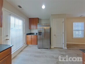 377 Longfellows Ln in Elgin, SC - Foto de edificio - Building Photo