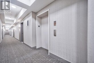 135 Canon Jackson Dr in Toronto, ON - Building Photo - Building Photo