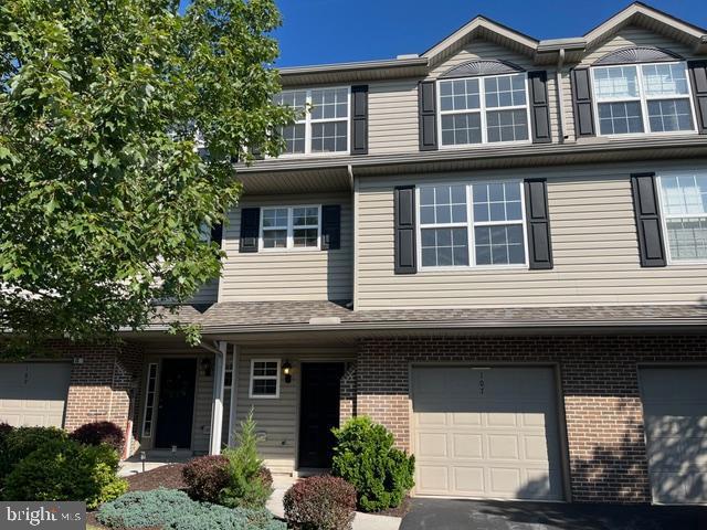 107 Hawk Ct in Hummelstown, PA - Building Photo