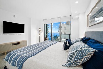 1300 Brickell Bay Dr, Unit 905 in Miami, FL - Building Photo - Building Photo