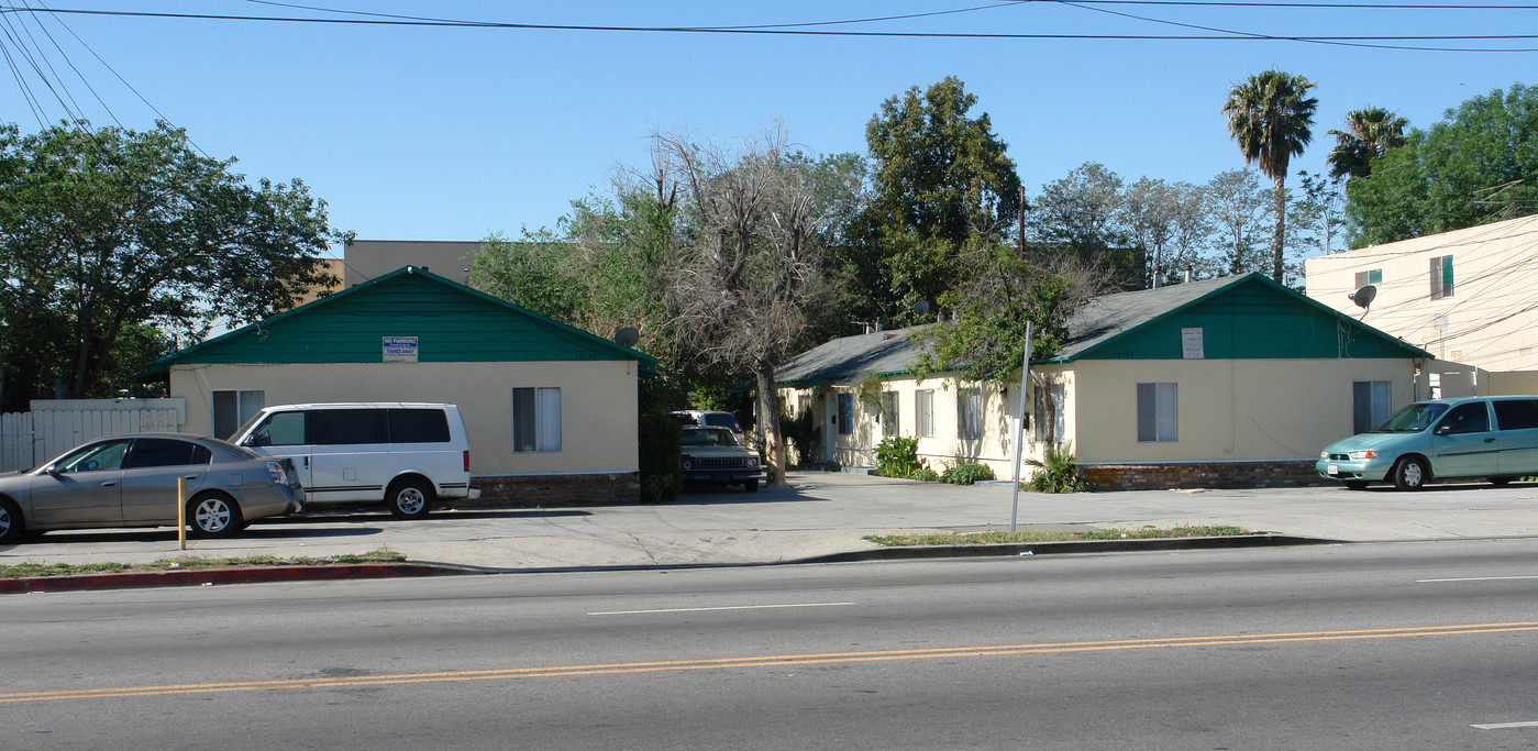 16132-16136 Vanowen St in Van Nuys, CA - Building Photo