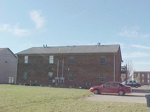 323-329 Midland Blvd in Shelbyville, KY - Foto de edificio - Building Photo