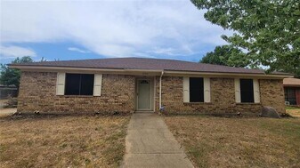 6208 Big Springs Dr in Arlington, TX - Building Photo